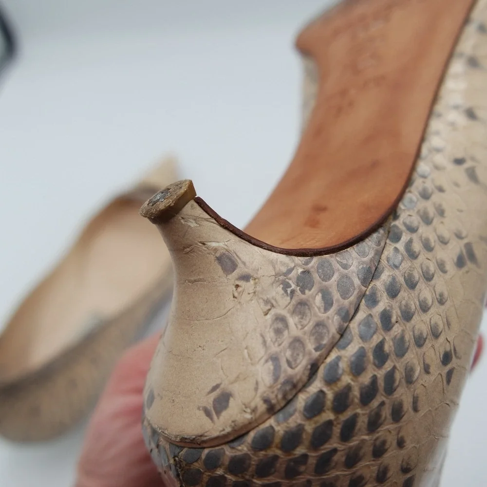 Vintage Jimmy Choo Beige Snakeskin Pointed Toe Kitten Heel Made in Italy Size 38